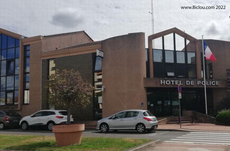 Hôtel de Police de Roanne : gratuit , mais complet ..