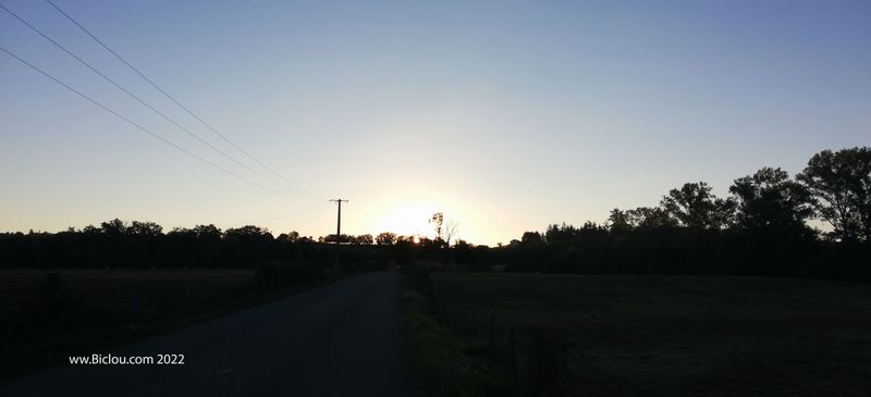 Lever de soleil sur les Monts du Beaujolais, versant Ouest (sans vignes donc)