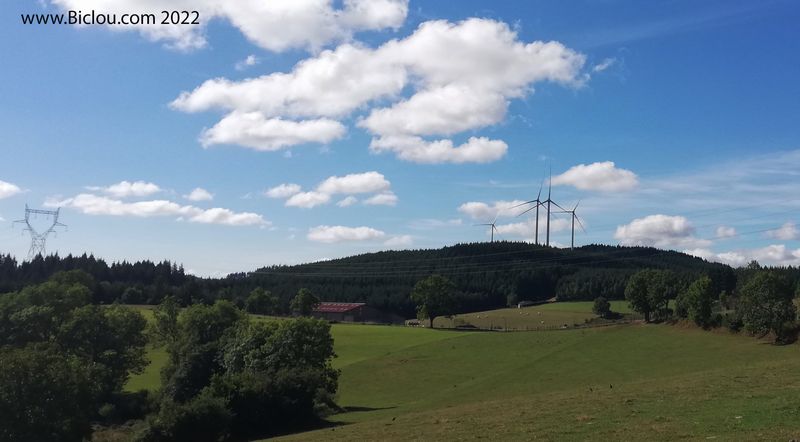 Eoliennes dans les monts du Beaujolais , du côté de Valsonne ..