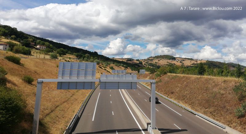 l'autoroute A7 dans les monts du Lyonnais