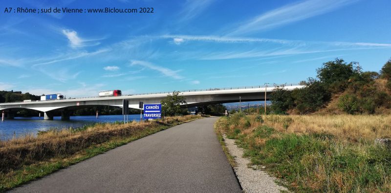Nous sommes sur ViaRhôna, le long du Rhône donc ; A7 avant Vienne