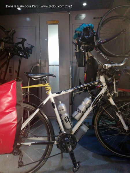 Fanette-ma-Bicylette-dans-le-TER-Lyon-Paris-en-2022