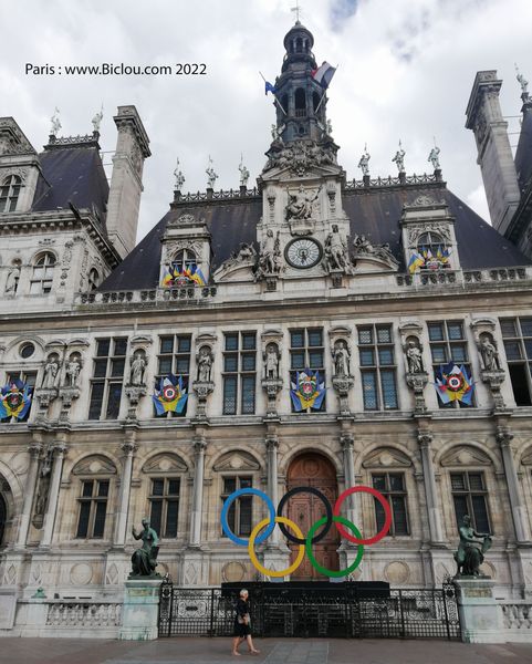 Hôtel de ville de paris aux couleurs olympiques en 2022