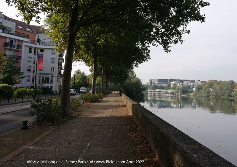 Alfortville piste cyclable long de la Seine