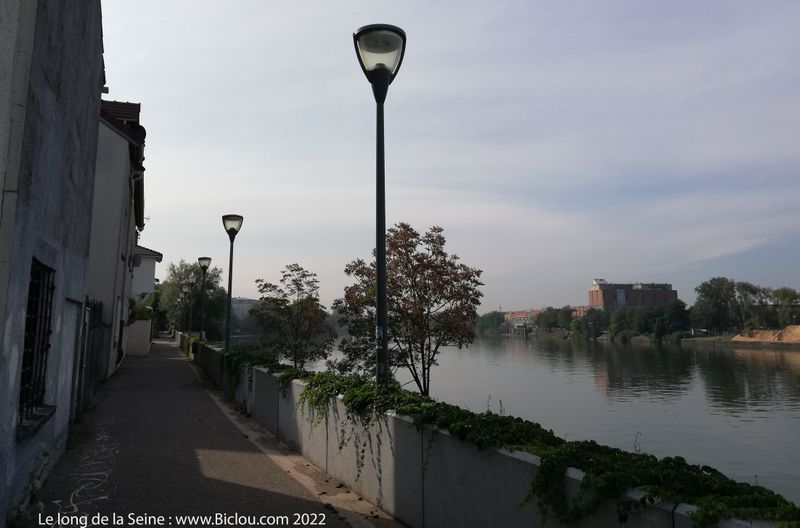 Cycler hors de Paris vers le Sud : Il faut parfois se faufiler (de Boeuf) entre Seine et habitations (Alfortville)