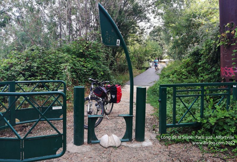Passage d'une barrière anti-cycles  á Alforville long de la Seine