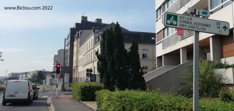 Suivant les panneaux Euro-velo-3 : Gourance ! un peu plus loin (Grigny)
