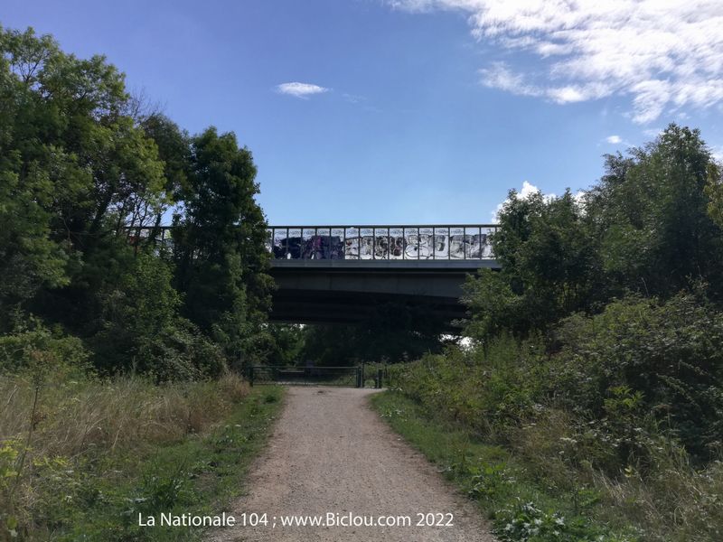 De passage Sous la Nationale 104 (Corbeil Essonnes)