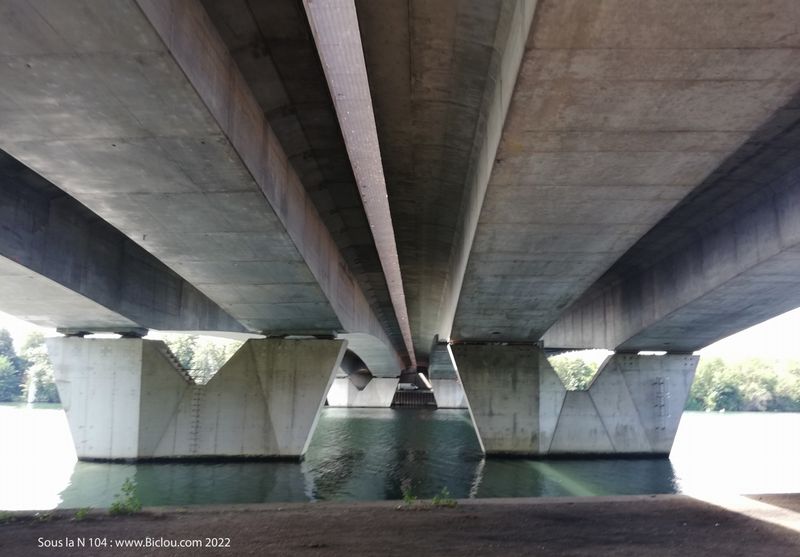 Sous le pont de la Nationale 104 et la Seine