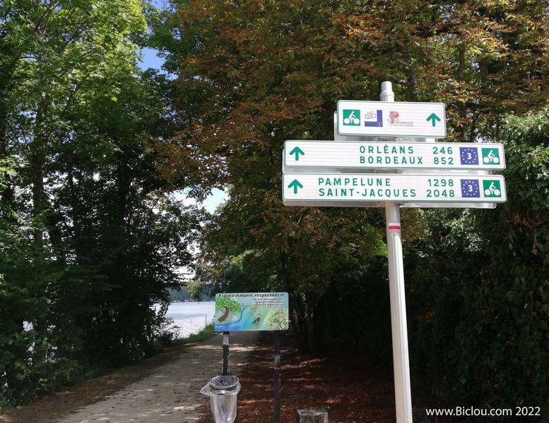 Le long de la Seine, (Le coudray-Montceau) ; balisage Euro-vélo-trois