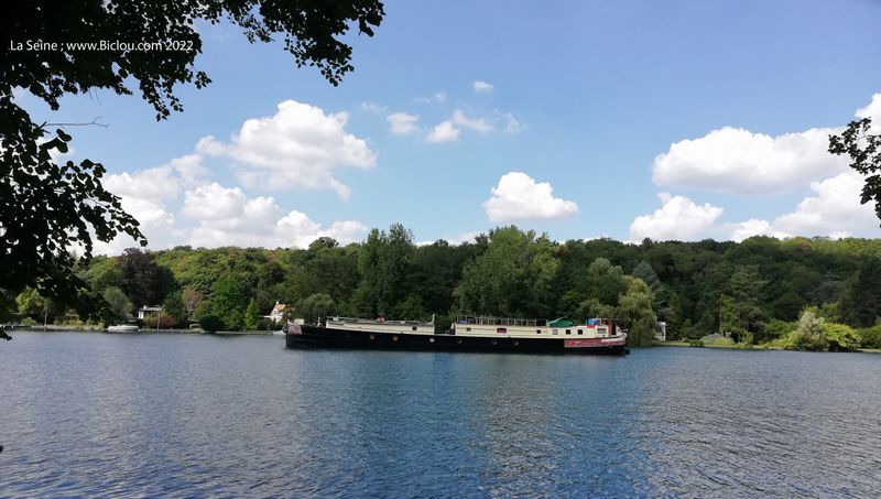 Belle péniche Sur la Seine