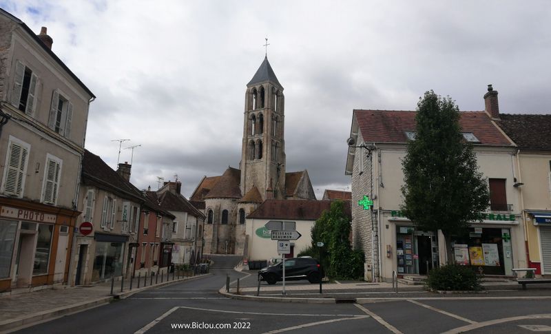 Beau campanile : Château Landon (Seine et Marne) : ND de l'assomption