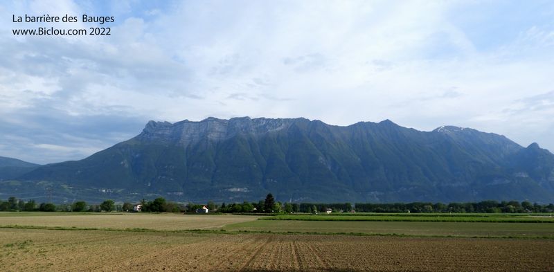 L'impressionante barrière des Bauges, vue de la Combe de Savoie