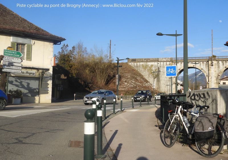Piste cyclable au Pont de Brogny, Annecy, suivre Balisage cycliste Groisy