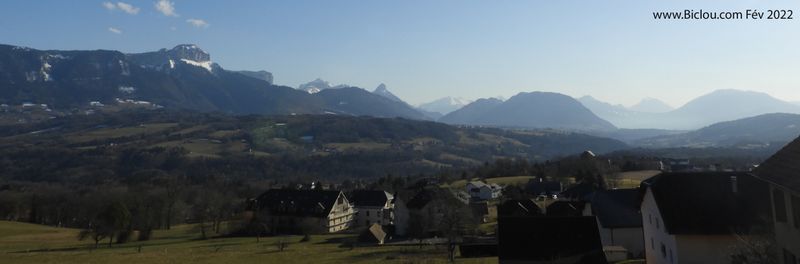 Le massif des Bornes à gauche, et les Bauges à droite dans le fond, la lac entre les deux (se cache) 