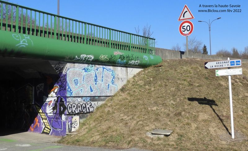 La voici , la fameuse Balise cycliste : menant vers Groisy, Argonay, la Roche sur Foron