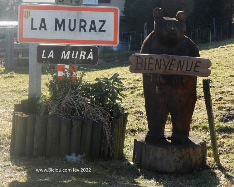 Bienvenue à La Muraz : On remarque, outre le bel Ours, l'expression en patois Savoyard (rare)