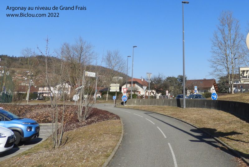 Voie verte à Argonay, au niveau de grand Frais : la piste cyclable file le long de la D 1203, mais le mieux et de rejoindre Argonay zentrum ?