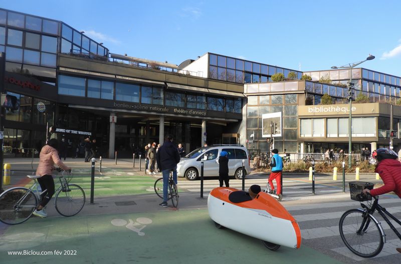 Cyclistes sur de drôles de machines, devant Bonlieu à Annecy