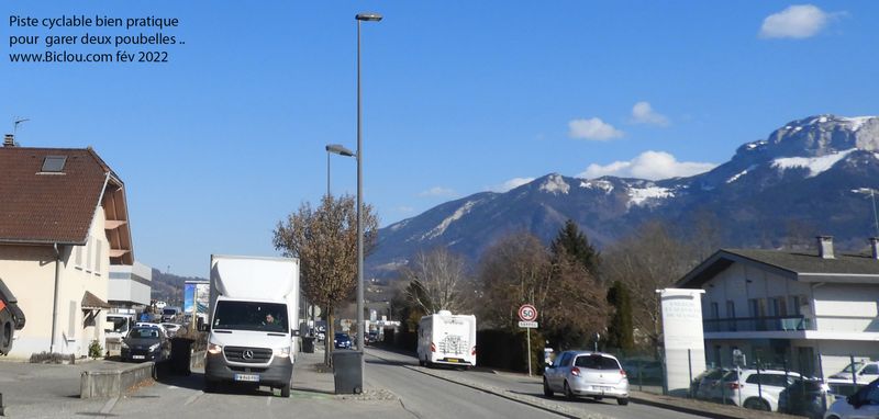 Argonay : Piste cyclable bien pratique pour garer les poubelles