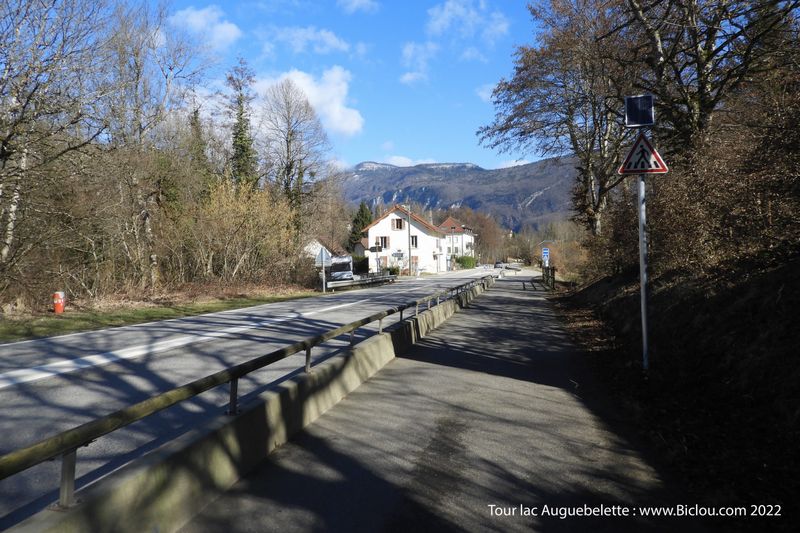 Un bout de piste cyclable autour du lac d'aiguebelette (Savoie)