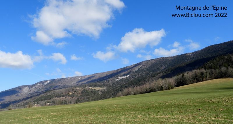 Sous la montagne de l' épine (Savoie) : la route pique ..