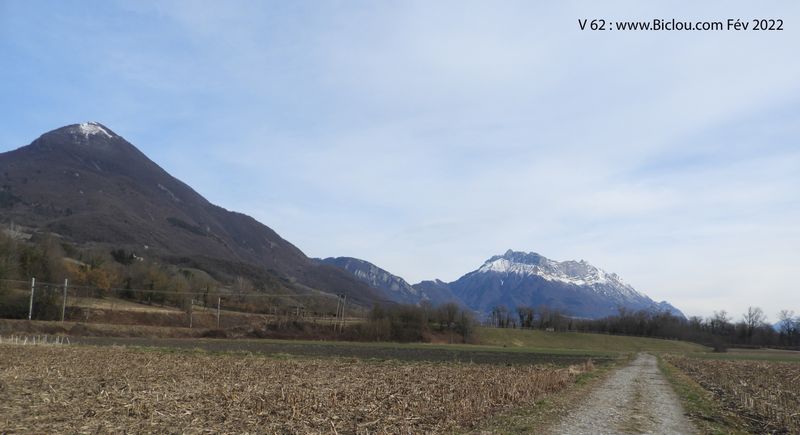 V62, en Combe de Savoie, en vue des monts terminaux des Bauges, de l'arclusaz