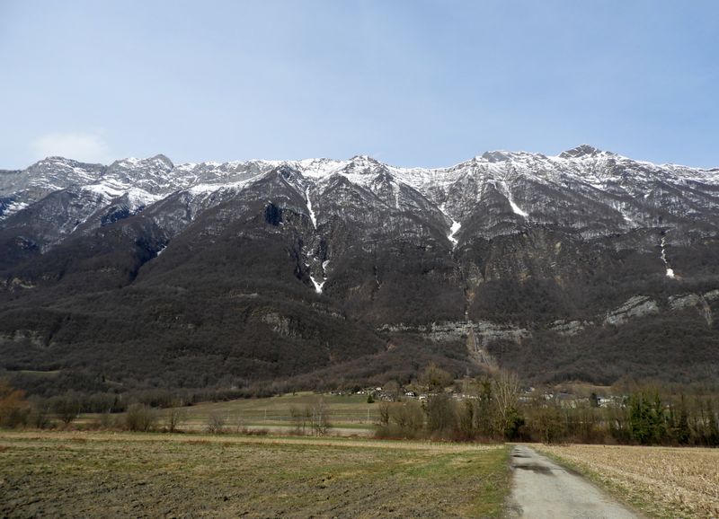 Impressionnante barriere des Bauges (pointe des arces), dominant la combe de Savoie (Freterive)
