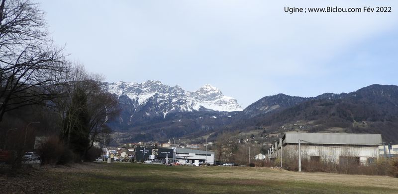 Ugine, le Mont Charvin, ses usines, les bagnoles,et la pollution qui va avec