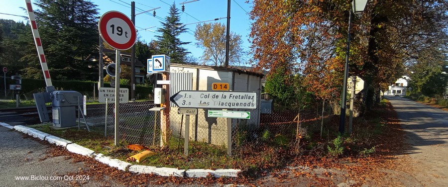 En route pour Groisy : Le balisage cycliste nous envoie sur ce chemin gravelle long de voie de chemin de fer : Annecy - La Roche sur foron..