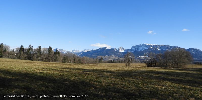 Vue sur la chaine des Bornes depuis le plateau