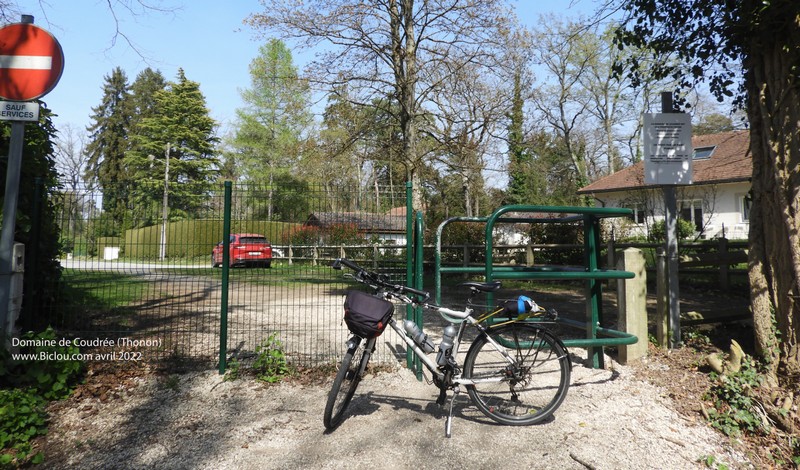 Devant le domaine de Coudrée