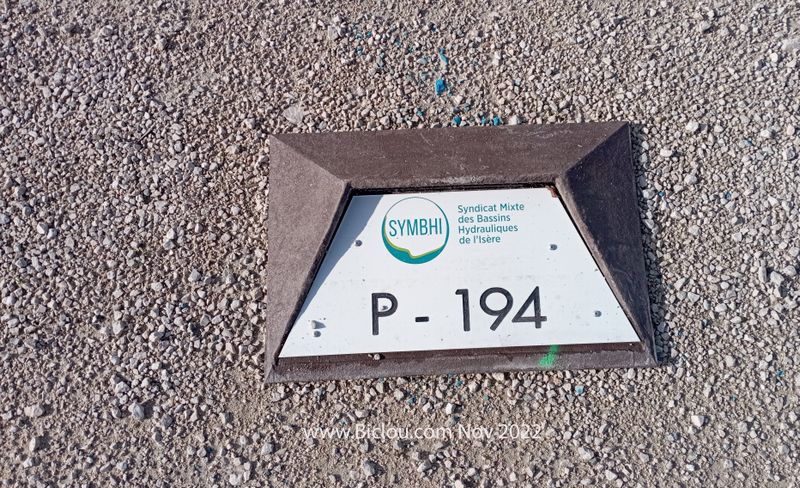 Sur la digue de l'Isère : balise Symbhi