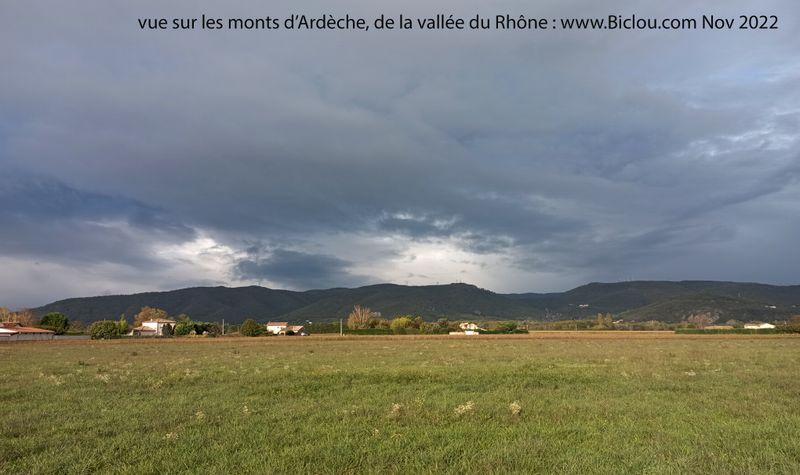 Vue sur les Monts d'ardèche depuis la vallée du Rhône