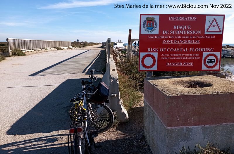 Saintes Maries de la mer ; Sur la digue .. à la mer vers Salins de Giraud ..