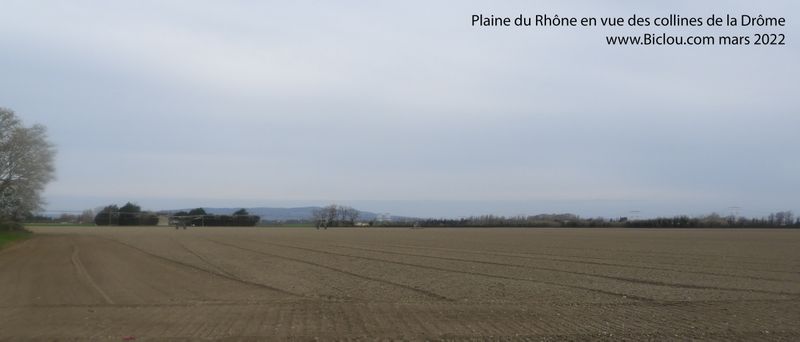 Plaine du Rhône , en vue des collines de la Drôme