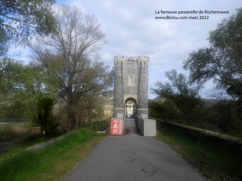 Le fameux pont passerelle de Rochemaure sur ViaRhôna, en 2022