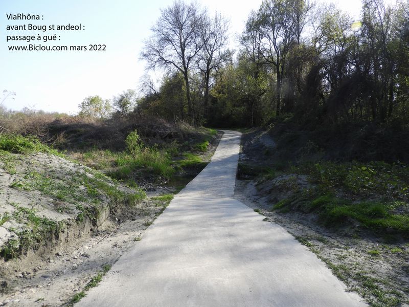 ViaRhôna, peu avant Bourg saint Andéol, passage à gué, sans eau, ce jour