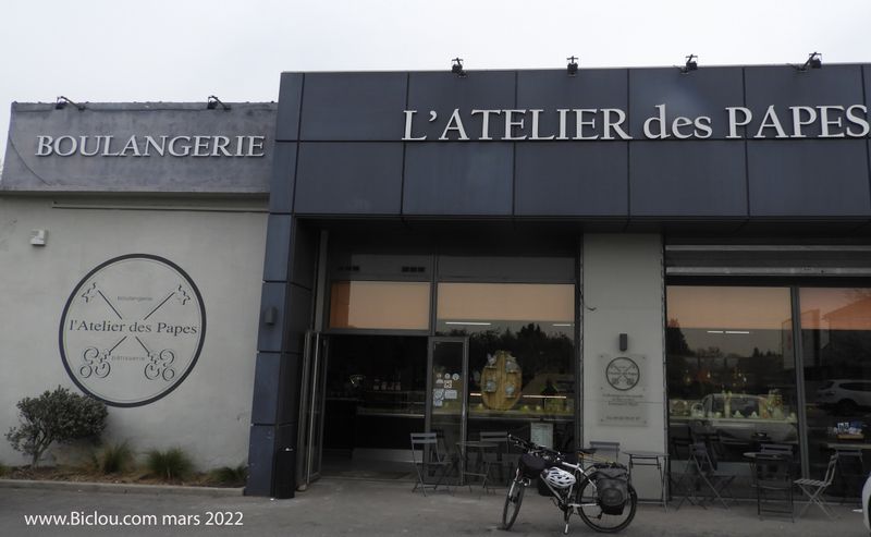 Ce type de Boulangerie fleurit de partout aux z-abords des villes : L'atelier des papes, ici à Sorgues