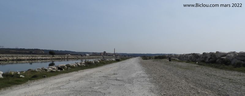 Tôle ondulée le long de la mer ; entre Fos sur mer et port de Bouc : en 20 ans rien ne bouge