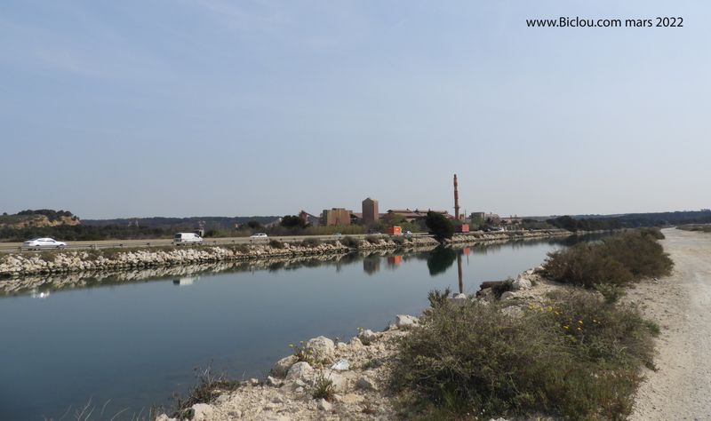 Le canal de Arles à Fos à Bouc ..