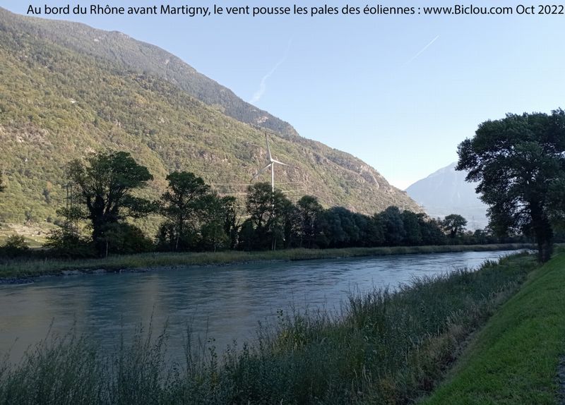 Eolienne au bord du Rhône , avant Martigny ; Eppure Gira ..