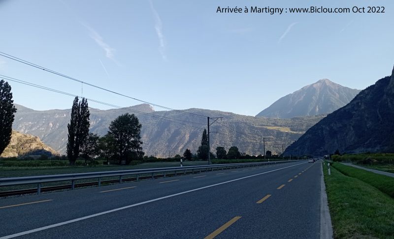 Arrivée à Martigny, par la grand' route : Voir la largeur de la bande cyclable !