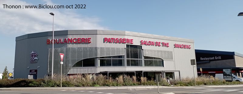 Nous voyons fleurir de partout ces Boulangeries plus ou moins industrielles certes, mais pratiques pour gaver un cyclo de passage ..