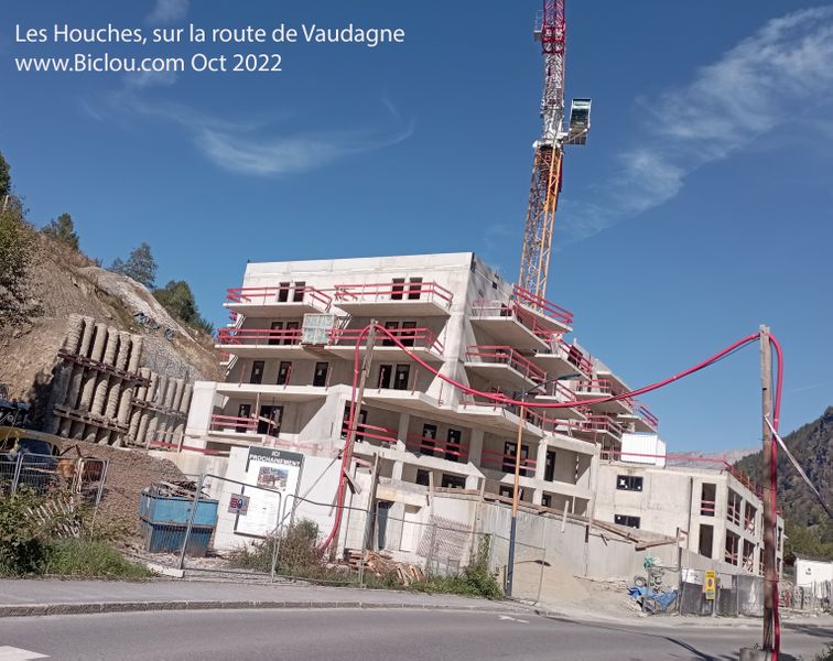 Le bétonnage en règle continue comme ici aux Z-Houches (2022) ..