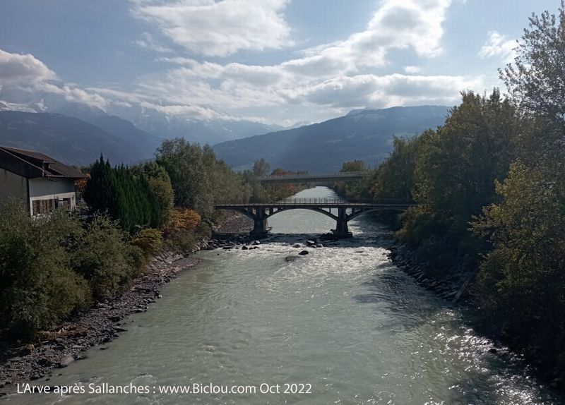 Les eaux vertes des glaciers du Mont Blanc, s'écoulent dans l'Arve