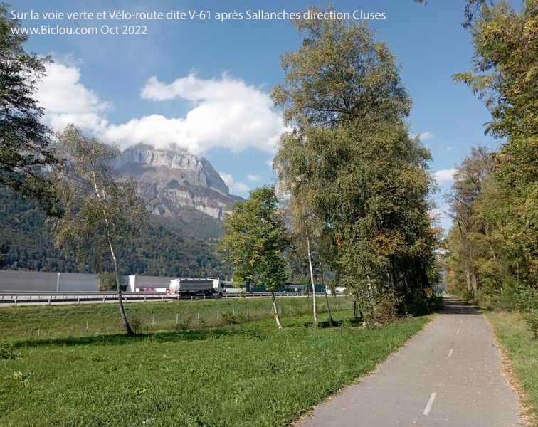 Sur la voie verte, vélo-route dite V-61 après Sallanches le long autoroute du Mont-Blanc