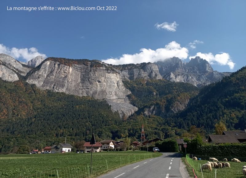 La montagne s'effrite au dessus de Luzier