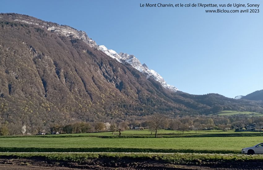 Le Mont Charvin et le col de l'Arpettaz , vus de Ugine Soney