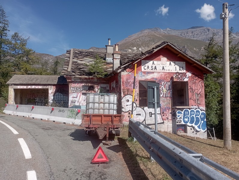 Sur la route classique du col du Mont Cenis (SS 25), Casa cantoniera, ou ce qui l'en reste (2023)